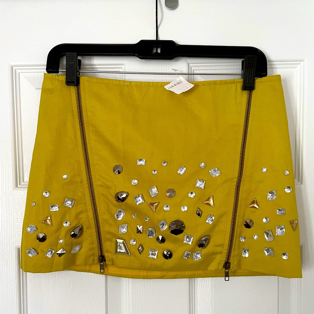 New, never worn skirt Cali-style 💜